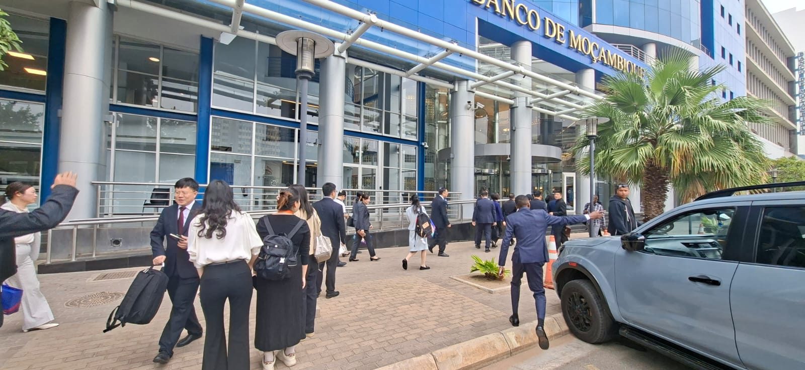 Visita da Delegação do Governo Chinês ao Banco de Moçambique, acompanhada por intérprete da Gemini Multiservice