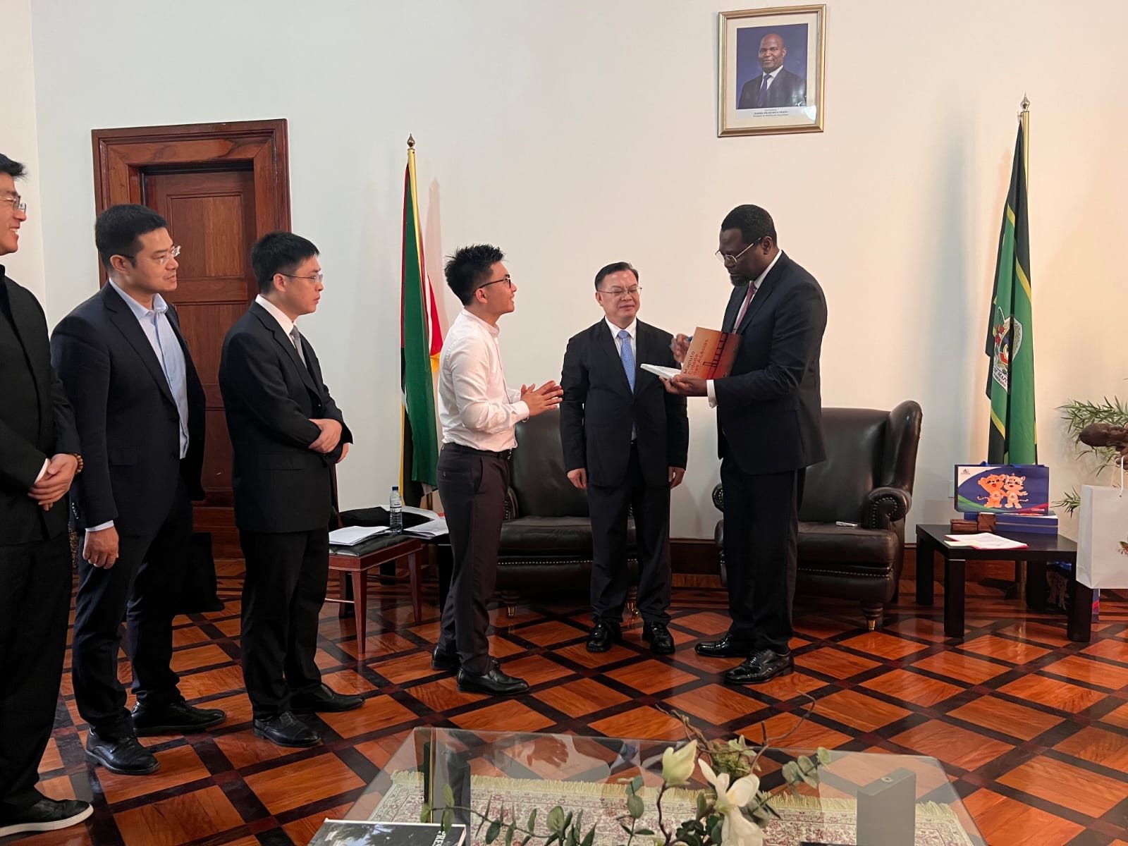 Encontro entre o Presidente do Conselho Municipal da Cidade de Maputo, Rasaque Manhique, e a Delegação do Governo Chinês, com interpretação da Gemini Multiservice